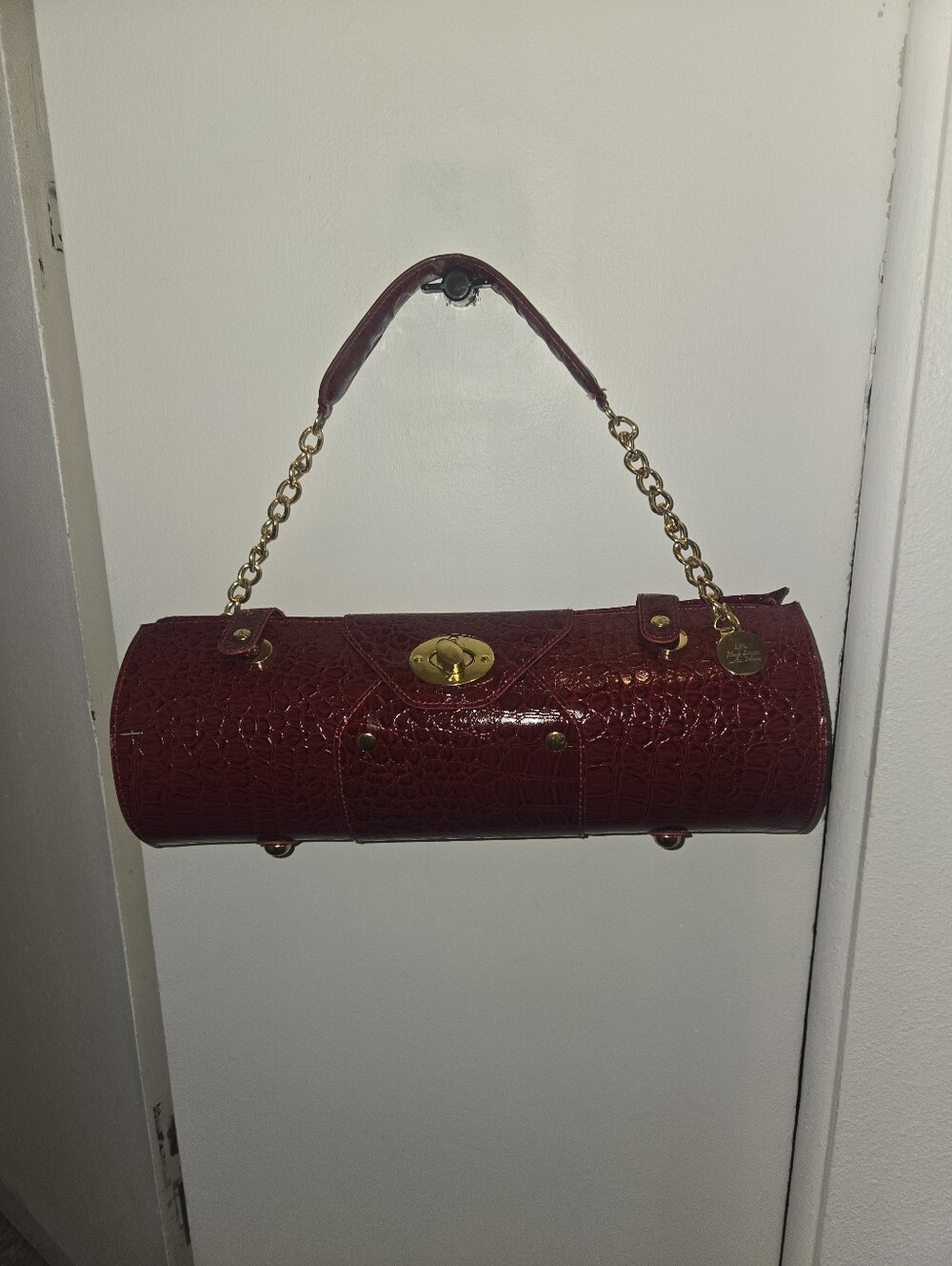 Red Croc-Embossed Barrel Handbag with Gold Chain For Wine Bottle - Picture 10 of 14